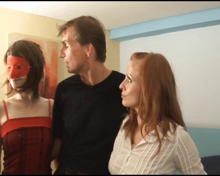Zralé německé kočky si užívají hardcore skupinový sex
