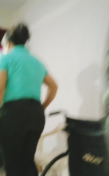 Griselda nalgotas suculentas empinando la cola y las nalgas