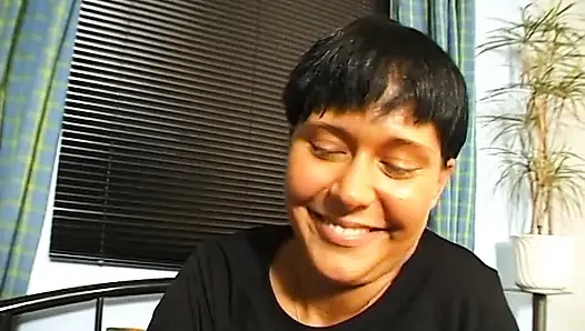 Esmer sürtük harika bir sakso çekmeden önce mastürbasyon yapıyor