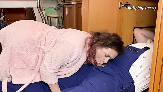 Вызвала сантехника, чтобы починить мою раковину, он трахнул мою задницу вместо