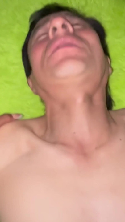 Stari očuh jebe svoju prekrasnu, prsatu pokćerku s velikom guzicom | Isječak 1