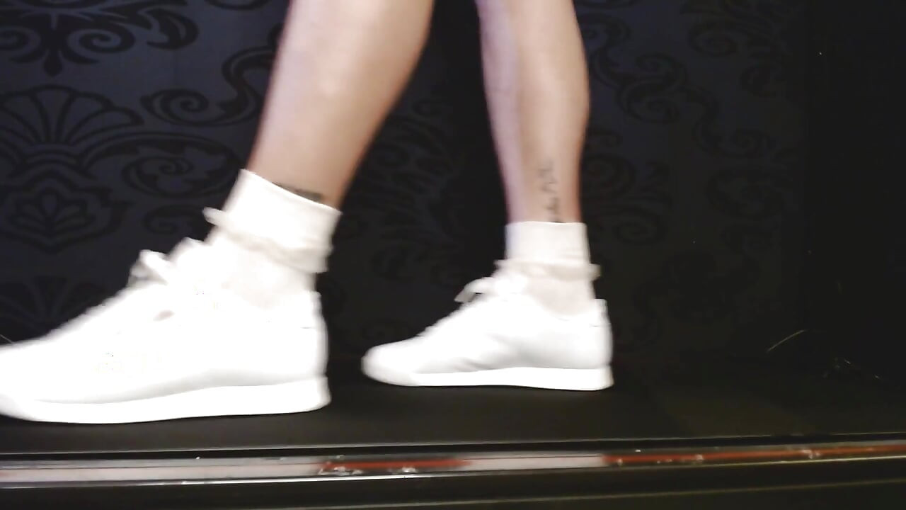 Reebok Princess Sneakers - Meias com babados andando