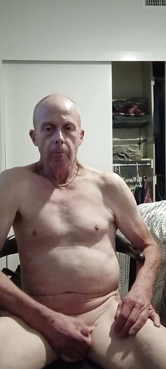 小さなチンコのゲイ男性がオナニーしながら、22歳の若者が自分の穴を使った話をしている
