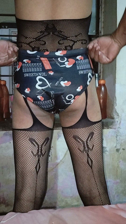 Show my linger penty and my small dick