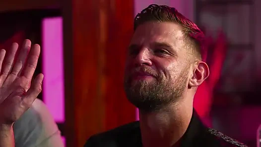 Bir grup arkadaş birbirini sevişiyor