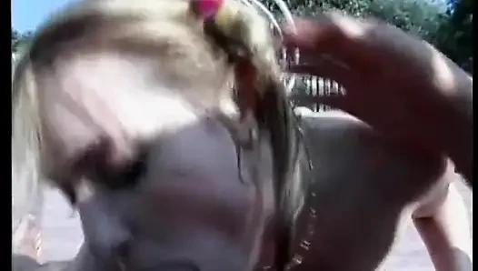 Сексуальная шлюшка делает минет у бассейна и принимает камшот на лицо на газоне кресле