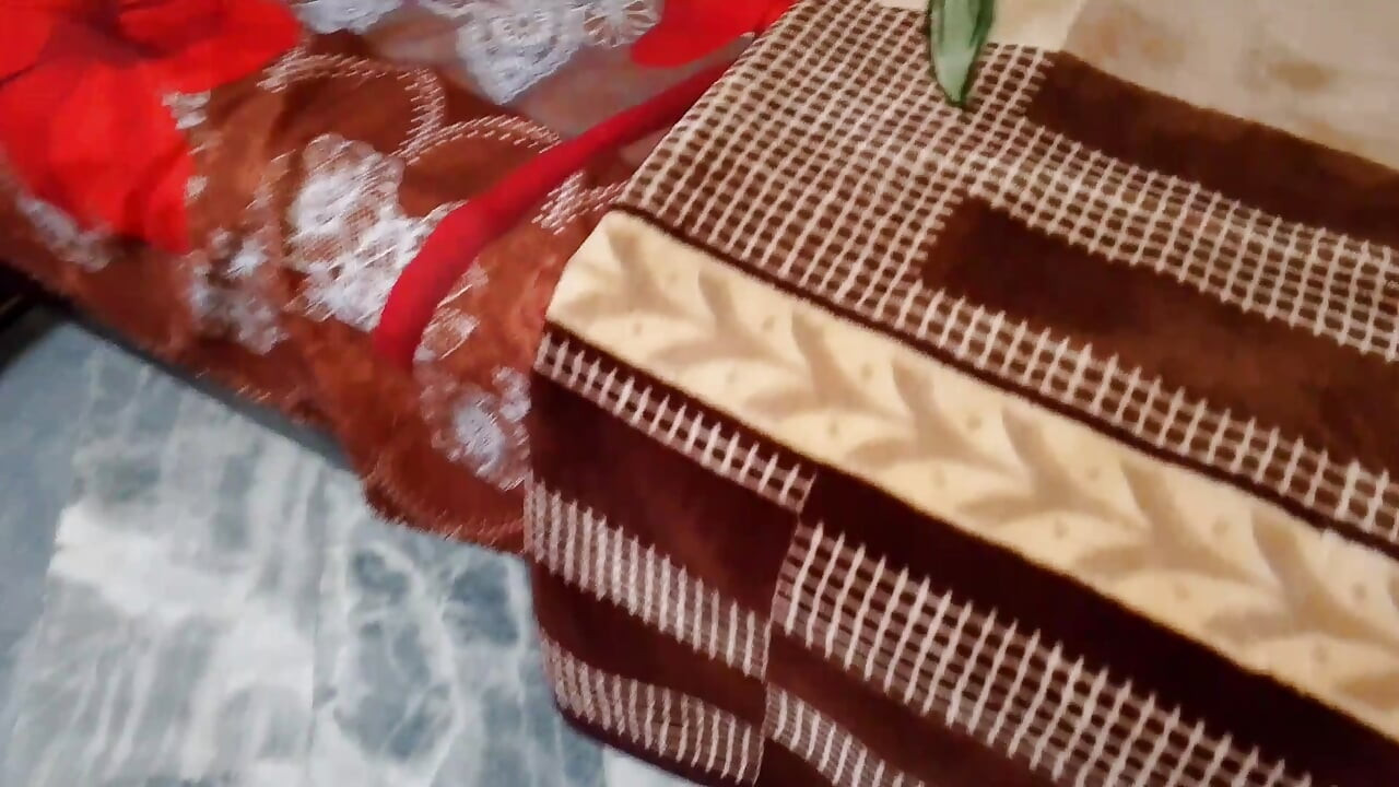 Hintli genç kadın seksi vücudunu göstererek devar'i baştan çıkarıyor - kırmızı sari içinde