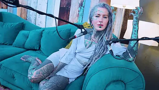 Ich spreche über J - Jelousy - ASMR podcast SFW spricht goth dünnes mädchen dreadlocks tattoo-model mit tinte mädchen