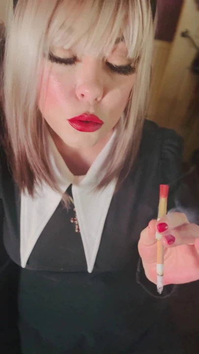 香港的天主教女孩Tina Snua抽一支软木烟 - 很多晃动和快速吸气 |剪辑 1