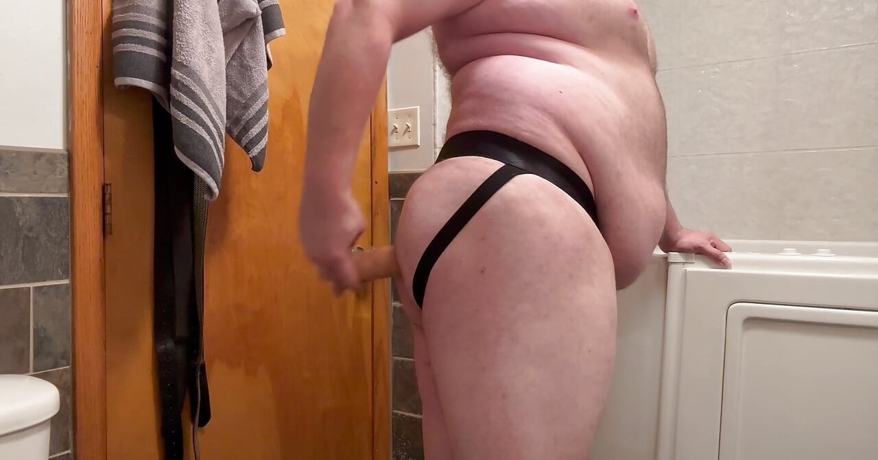 สาวหมีหมีใหญ่เล่นและน้ําหีแตกด้วยดิลโด้ขณะใส่หุ่นนักกีฬา