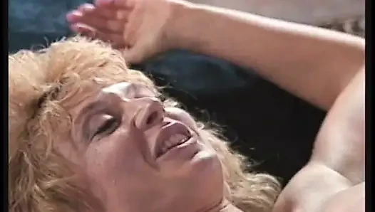 Geile MILFs teilen den schwanz des jungen hengstes beim blowjob