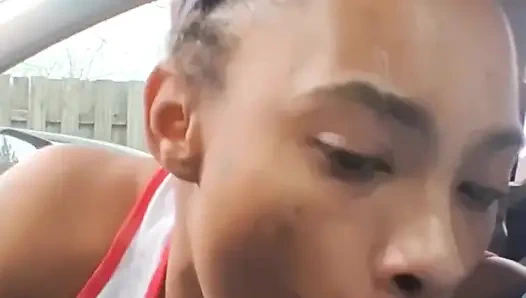 Minyon zenci kadın büyük zenci yarağıyla öğürüyor