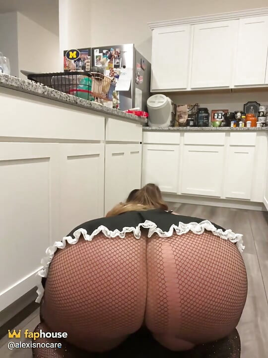 뚱뚱한 엉덩이를 보여주고 흑인 대물 자지에 질싸하는 하우스 메이드