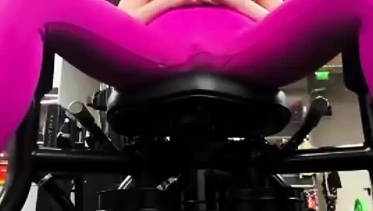 Сексуальная тренировка в спортзале в леггинсах