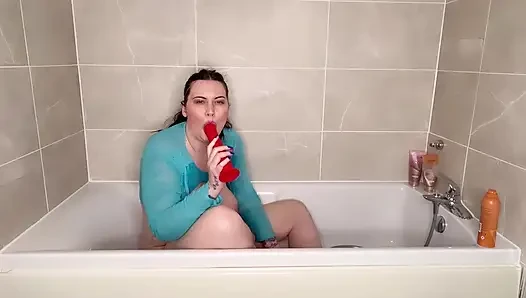 Miss ffw lagi asik muasin memek dan mainan seksnya di kamar mandi