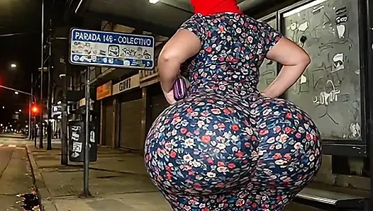Dicker arsch, reife stiefmutter, die im blumigen kleid auf den bus wartet