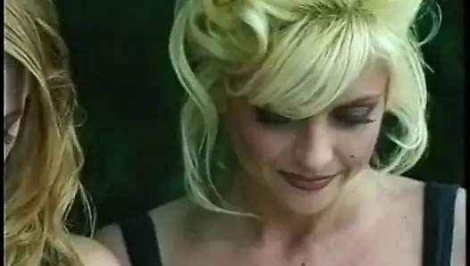 Sıkı yuvarlak memeli Asyalı sürtük yarak yiyor ve sonra beyaz bir yarağa güzelce biniyor