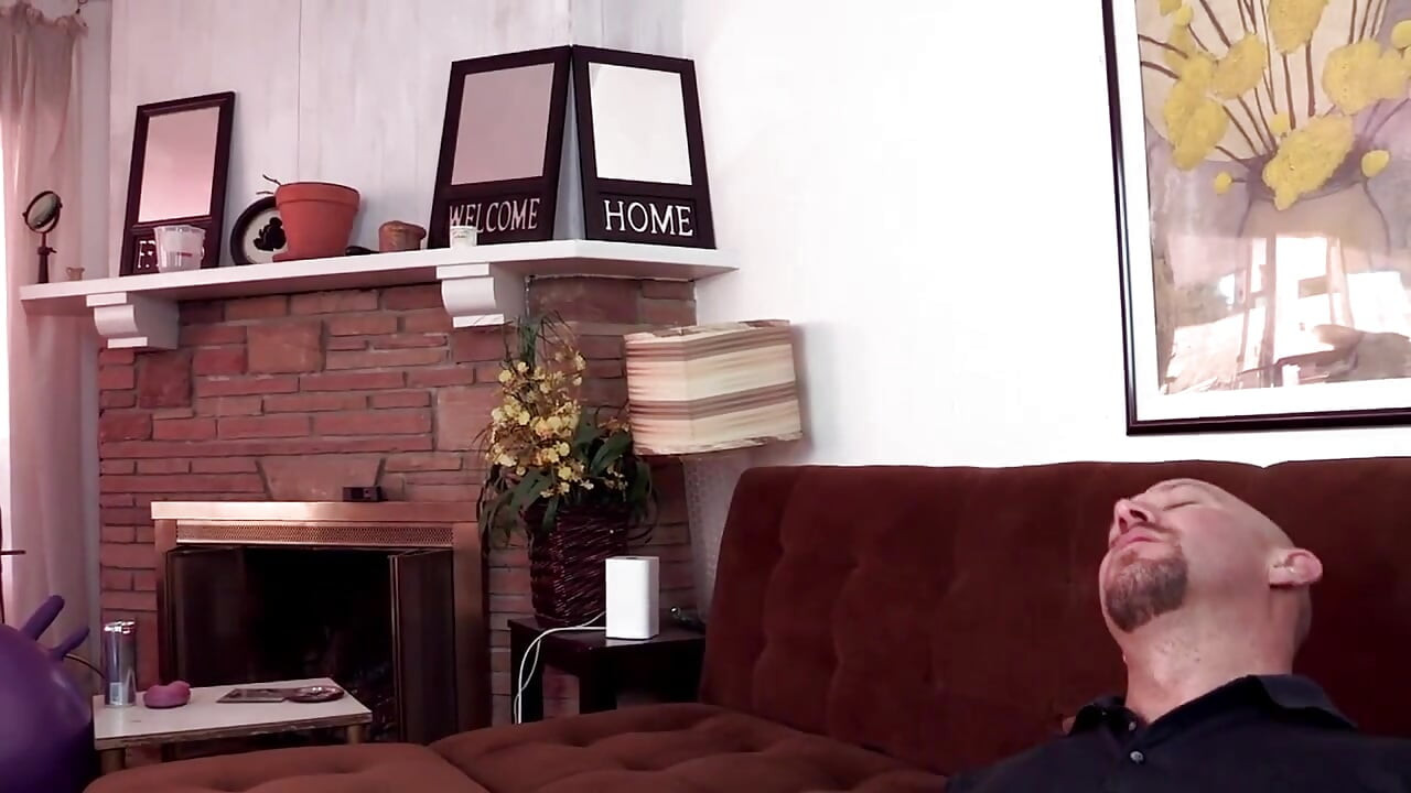 Si rambut coklat comel dikongkek oleh lelaki yang lebih tua