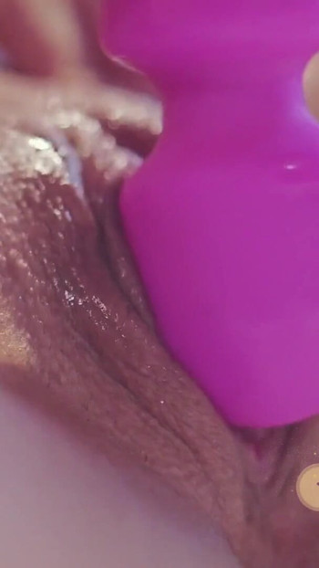 हॉट शरारती विवाहित हॉटवाइफ क्वीन वाइब्रेटर के साथ हस्तमैथुन करती है और फोटो शूट के दौरान जोरदार वीर्य निकालती है । क्लिप 2