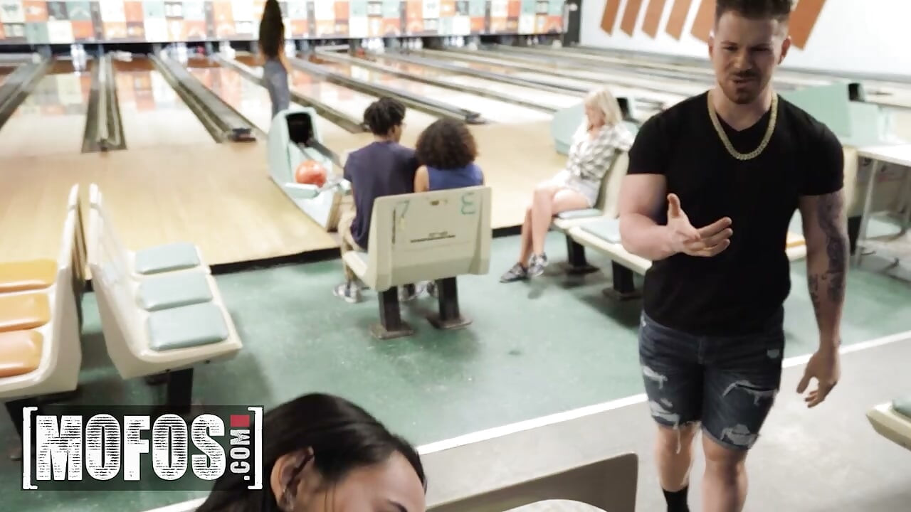 MOFOS - Morena Pervertida Gaby Ortega Transforma uma Noite de Bowling numa Sessão de Foda Pública Safada