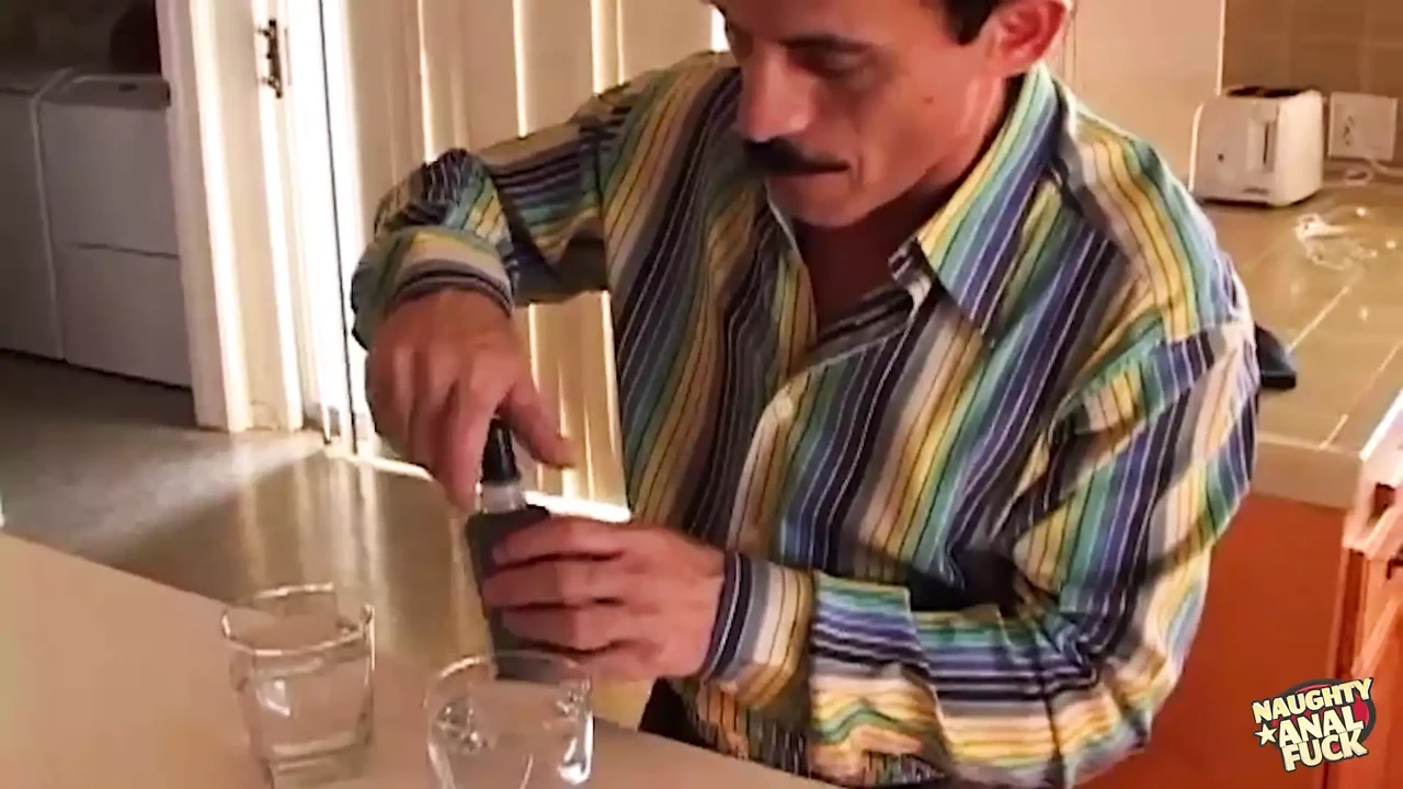 这个黑发女郎的肮脏眼睛告诉她的两个大鸡巴朋友，她想要肛交