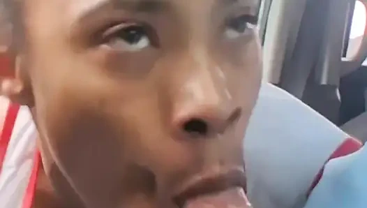 Minyon zenci kadın büyük zenci yarağıyla öğürüyor