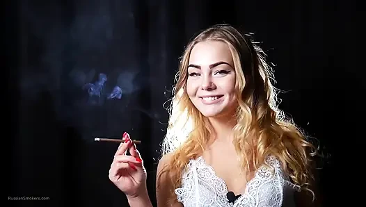 Tatlı Rus güzel açık havada sigara içiyor