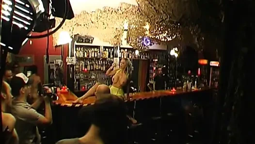 Ggg - cewek hot rambut pirang di-gangbang di atas panggung