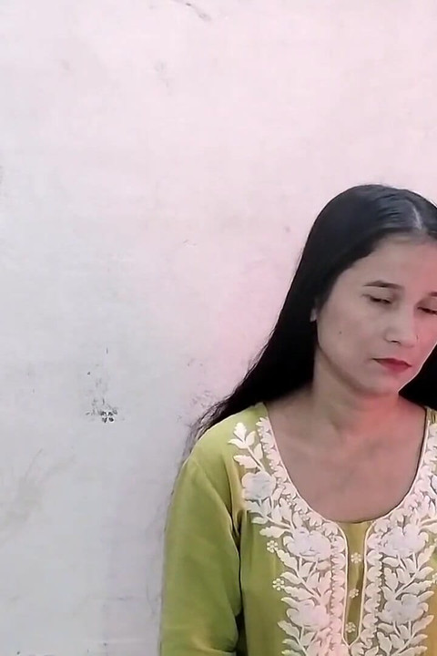 Soția indiană este lăsată gravidă de la soț cu spermă fierbinte în pizdă