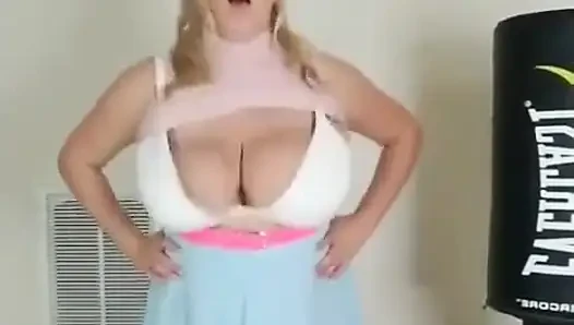 Tinju topless dan meninju payudaraku! Kamu mau melawanku?