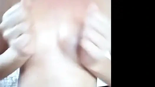 Mainin toket kencang dan putingnya yang berlumur minyak