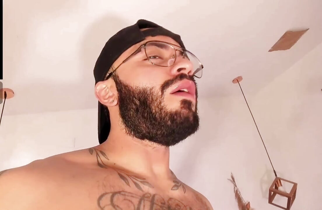 Show: Webcam, bearded and sensual man.
