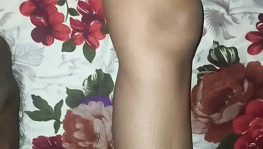 S-249. Bhabhi drückt ihre großen möpse vor stiefbruder
