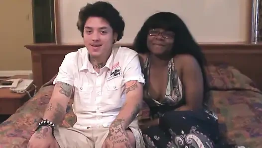 Weißer schwanz hat etwas für schwarze muschi und er knallt einen doggystyle