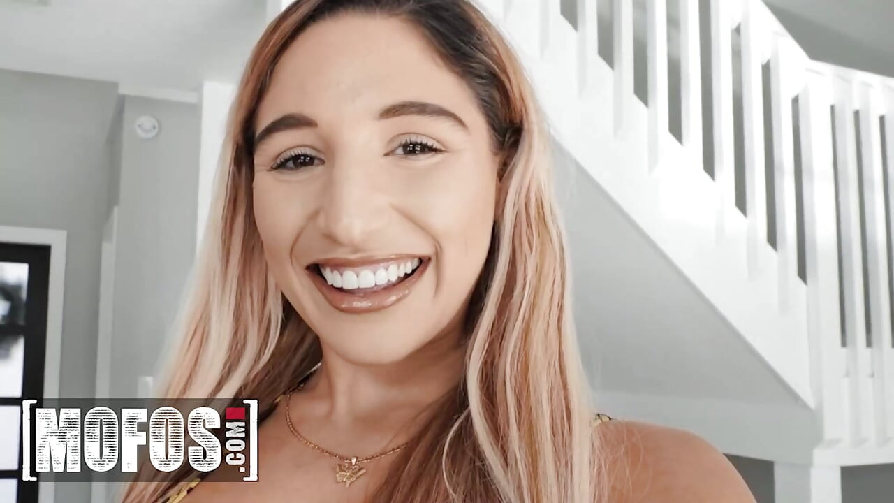 MOFOS - abella Danger रिवर्स काउगर्ल में jmac पर पीसने से पहले अपने गले में गहरे लंड लेना कौशल प्रदर्शित करती है