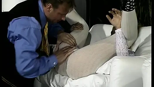 Muhteşem külotlu çoraplı Alman kızlar için sıcak dölleme
