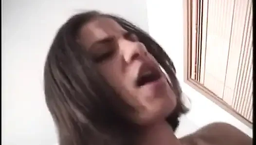 69 mit dem brünetten mädchen im bett