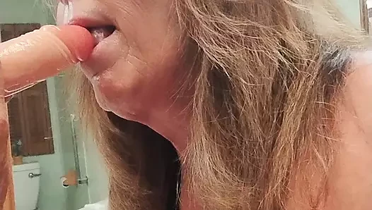 I was thirsty and need to suck a cock, mmmm