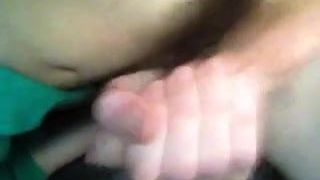 Маленький член мастурбирует в гостиной в любительском видео