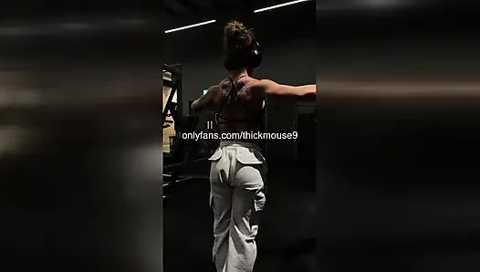 Die muschi des frechen teenagers rutscht während des live-tanzs auf instagram ab
