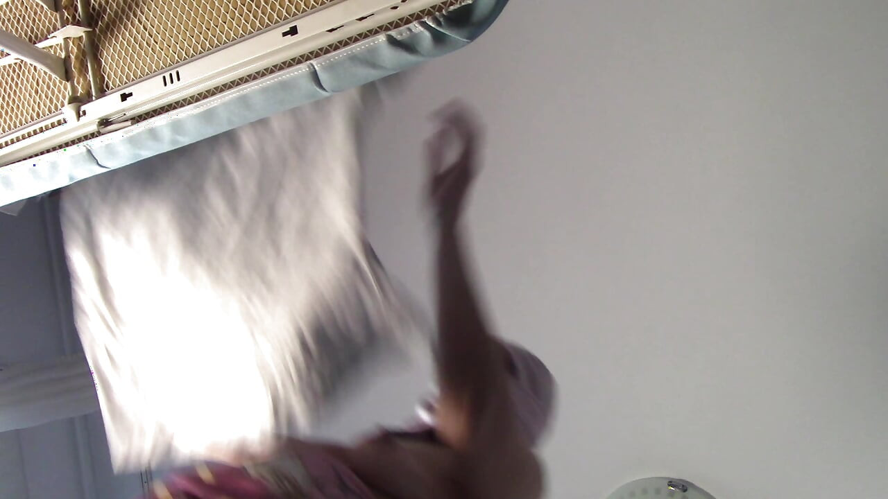Sexy žena dělá nahé čištění. Žhavé chlupaté Latina, velký, velký zadek. Sexy žena masíruje její chlupaté.