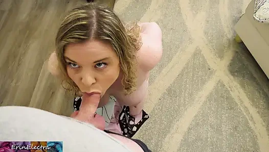 Она хочет пасынок внутри нее, но знает, что ей не следует