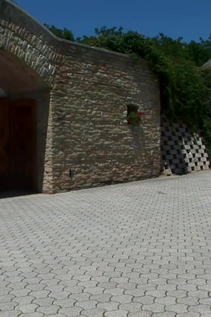 Seorang awek muda berekor kuncir adalah si jalang rumah