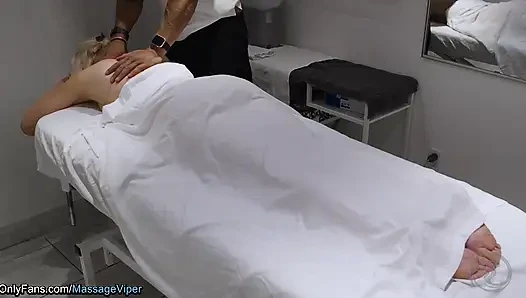Sexy weibliche massage klientin zeigt dem therapeuten ihre muschi