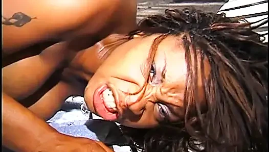 Schwarzes cowgirl reitet einen großen schwarzen schwanz am strand