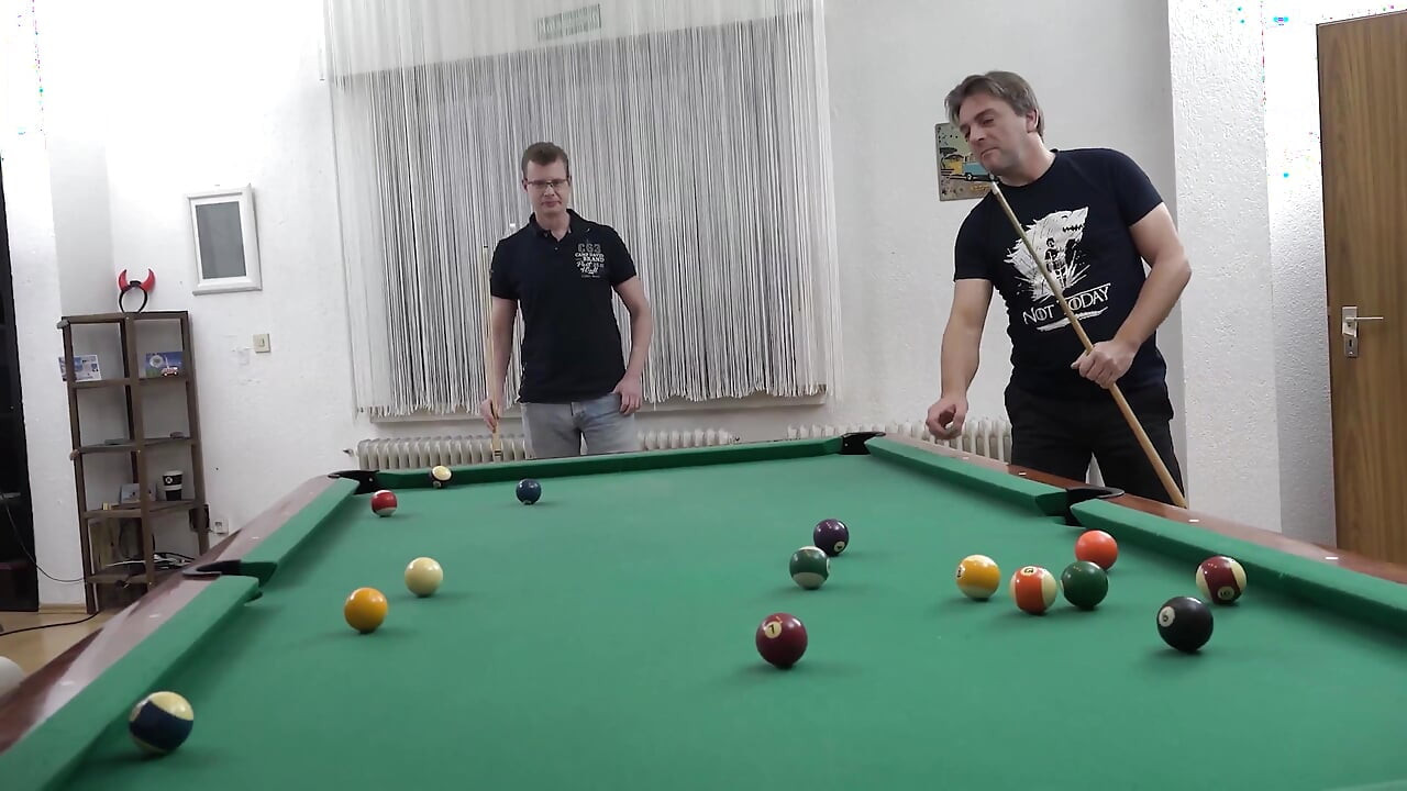 Trojka Sex se smyslnou pumou s potetovanou kůží a malými prsy je ošukaná do kundičky