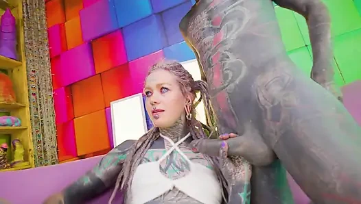 Альтернативные татуные крошки делят глубокую глотку и из задницы в рот, камшот на лицо