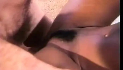Cewek kulit cokelat membuka kakinya lebar-lebar untuk kontol pria yang keras