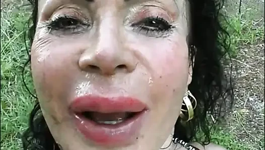 Eine schmutzige MILF im park wird von ihren jungen freunden gefickt und in den arsch gefickt