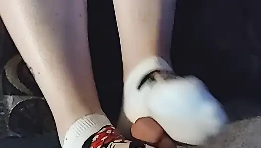 Disney sockjob - footjob kaus kaki minnie mouse - ngocok kontol dengan kaus kaki warna kuning - muncrat